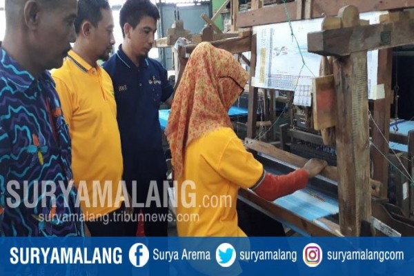 SMKN 5 Kota Malang Dapat Hibah Alat Tenun Bukan Mesin dari Produsen Sarung
