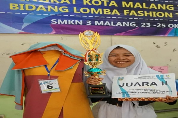 Siswa SMK 5 Malang Juara II LKS tingkat Kota Malang bidang lomba Fashion Technology