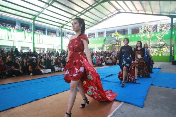Sebelas Model Kenakan Batik di Lapangan Basket SMKN 5